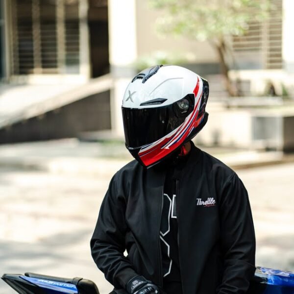 R1SV Supersonic White 4 X Helmet R1SV - SuperSonic White (Clear & Black Visor Included)